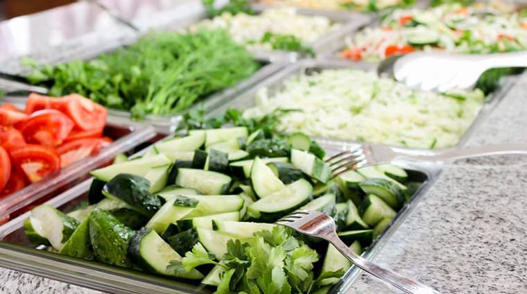 Зелень и витаминные блюда из свежих овощей в столовой санатория Жемчужина Кавказа. Ессентуки