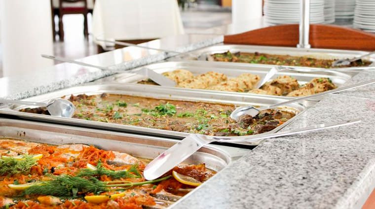 Блюда «шведского стола» в обеденном зале санатория Жемчужина Кавказа в Ессентуках