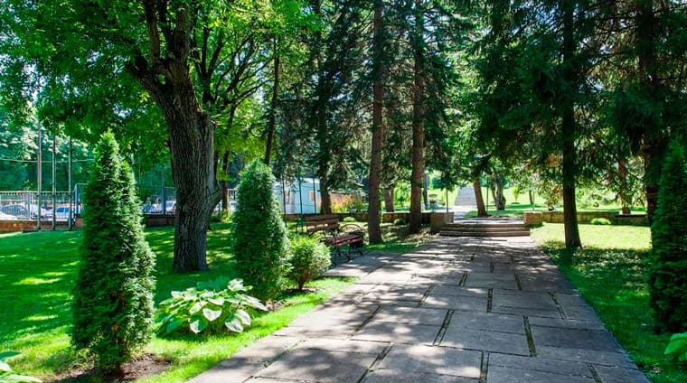 Благоустроенная территория санатория Жемчужина Кавказа в Ессентуках