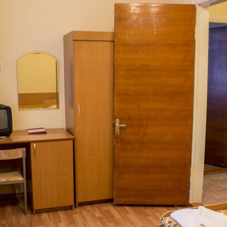 Оснащение комнаты номера 4 местный 2 комнатный Стандарт Семейный (2+2) в санатории Жемчужина Кавказа. Ессентуки