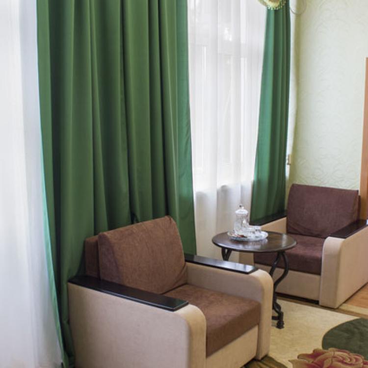 Кресла в гостиной 2 местного 2 комнатного Семейного Повышенной Комфортности санатория Жемчужина Кавказа в Ессентуках