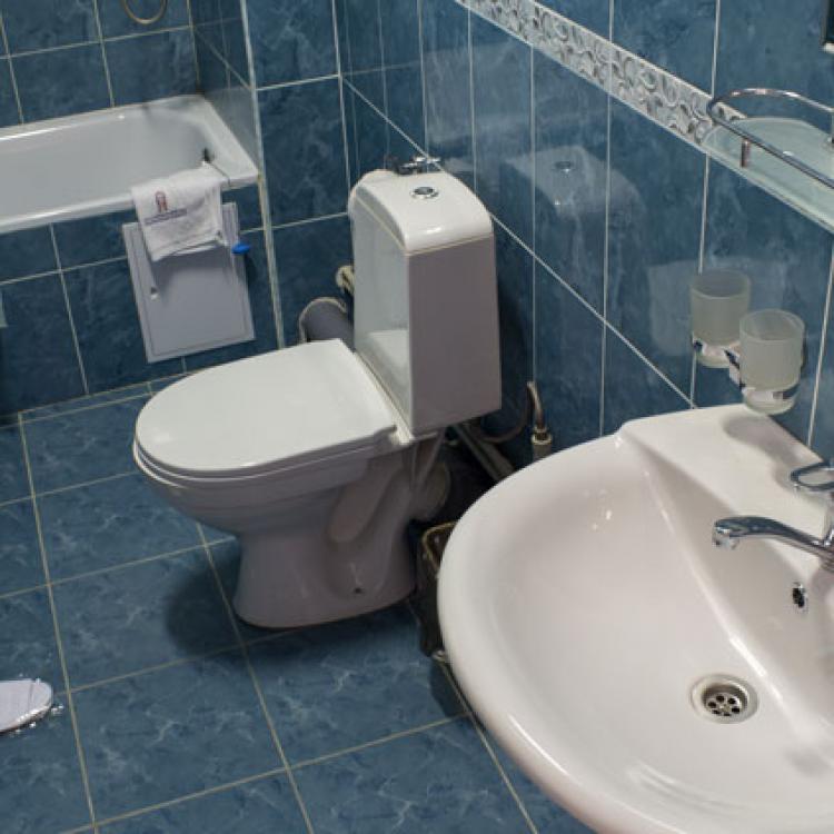 Сантехническое оборудование в ванной комнате номера 1 местный 1 комнатный Повышенной Комфортности Singl plus санатория Жемчужина Кавказа в Ессентуках