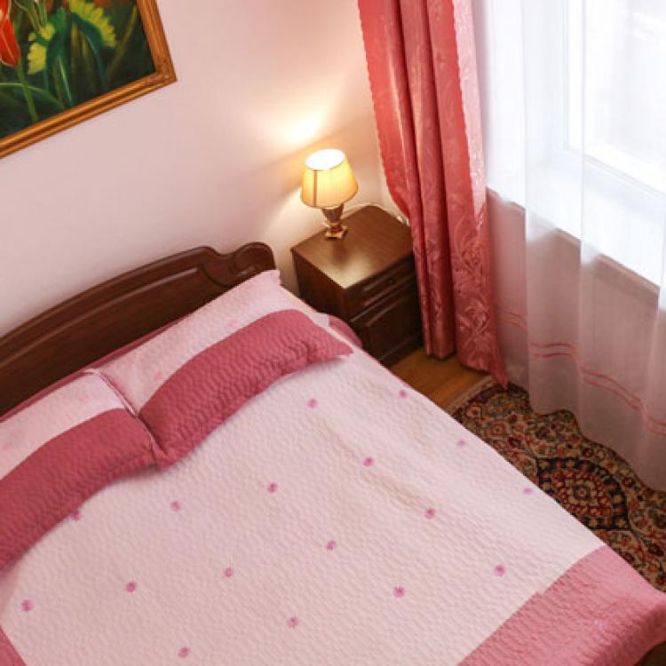 Спальная кровать в номере 1 местный 1 комнатный Повышенной Комфортности Singl plus в санатории Жемчужина Кавказа. Ессентуки 
