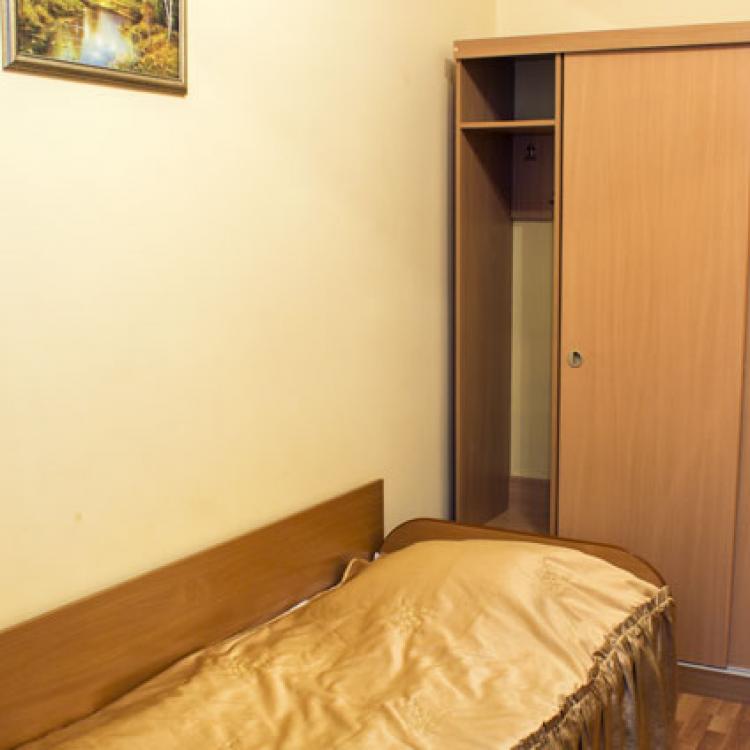 Платяной шкаф в комнате номера 4 местный 2 комнатный Стандарт Семейный (2+2) санатория Жемчужина Кавказа в Ессентуках