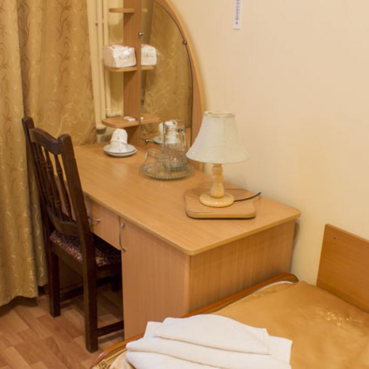 Стол в комнате 4 местного 2 комнатного Стандарта Семейный (2+2) в санатории Жемчужина Кавказа. Ессентуки
