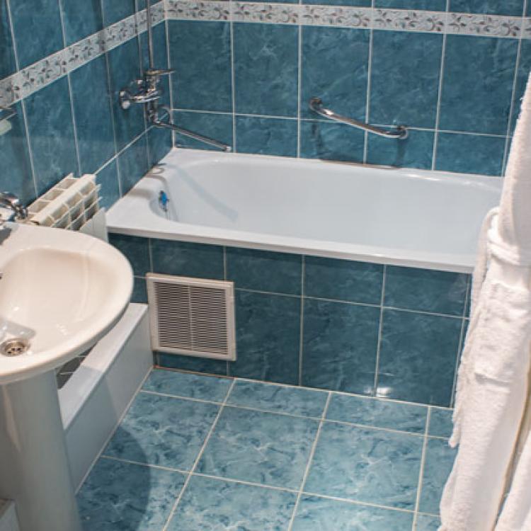 Оснащение ванной комнаты в ванной комнате 2 местного 2 комнатного Семейного Повышенной Комфортности санатория Жемчужина Кавказа. Ессентуки