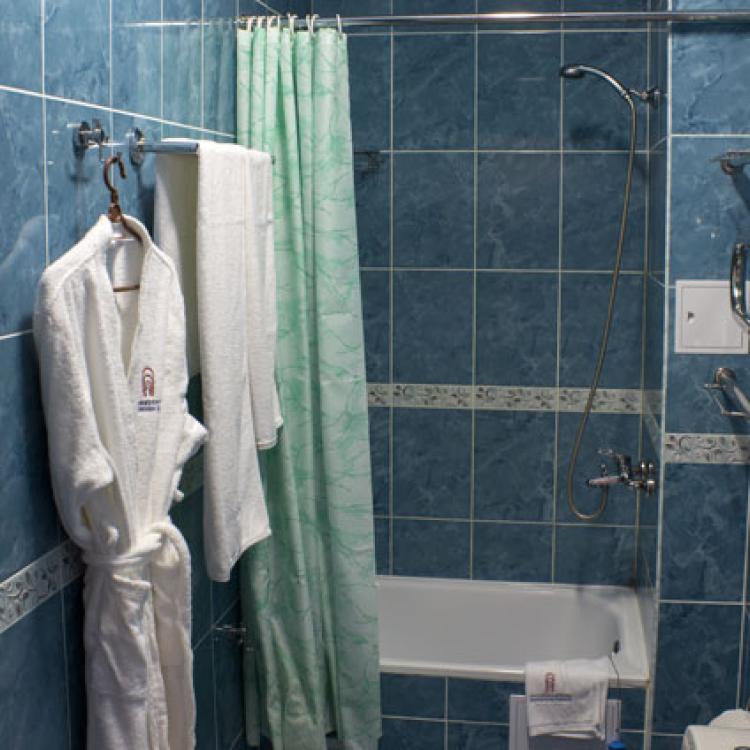 Ванная комната в 1 местном 1 комнатном Повышенной Комфортности Singl plus санатория Жемчужина Кавказа в Ессентуках