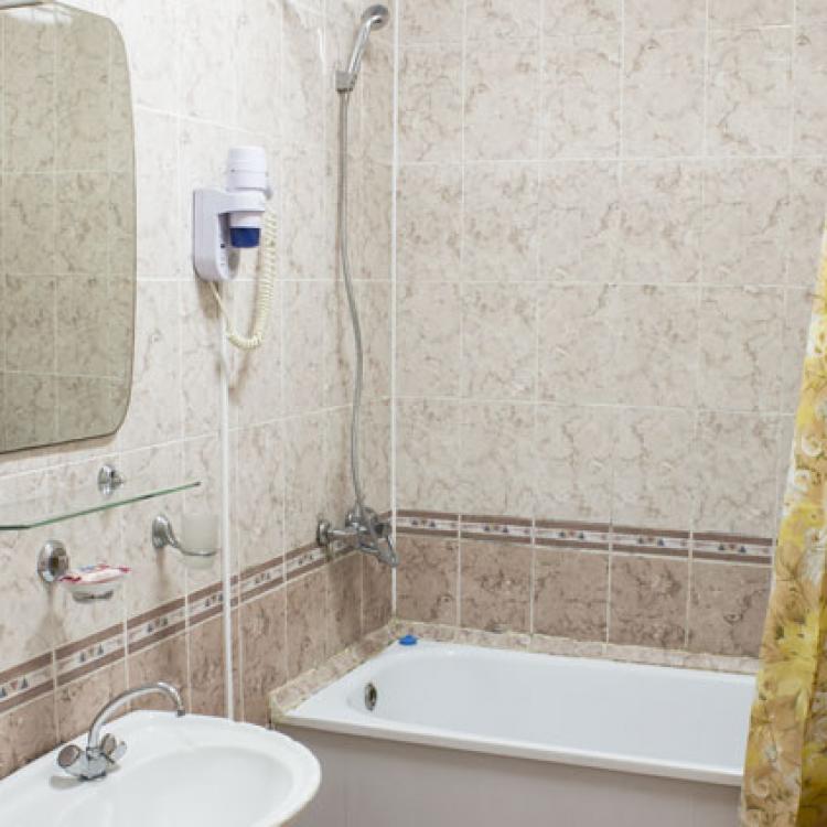 Ванная комната номера 4 местный 2 комнатный Стандарт Семейный (2+2) санатория Жемчужина Кавказа в Ессентуках