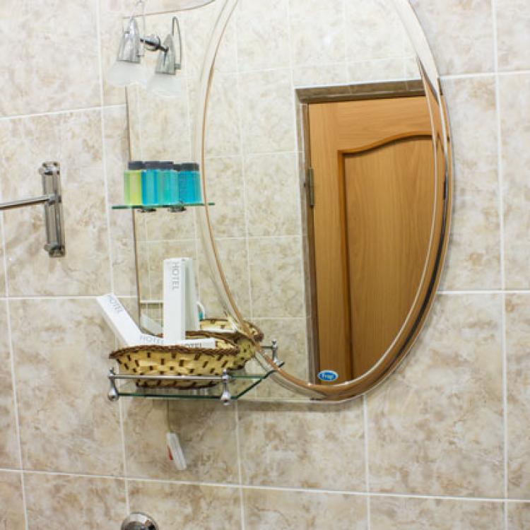 Фен и зеркало в ванной комнате 2 местного 2 комнатного Семейного Повышенной Комфортности санатория Жемчужина Кавказа в Ессентуках