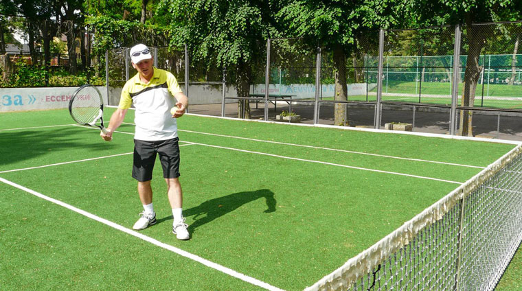 Игра в большой теннис на теннисном корте санатория Жемчужина Кавказа. Ессентуки
