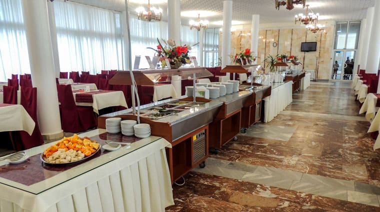 «Шведский стол» в зале питания санатория Жемчужина Кавказа в Ессентуках
