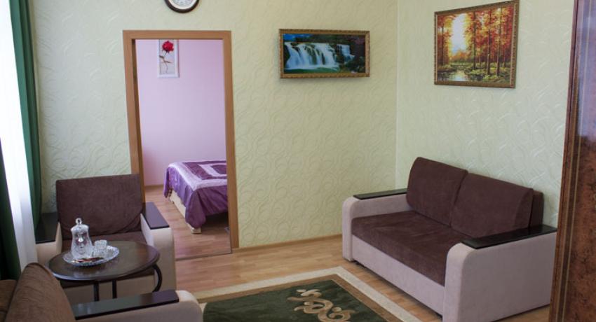Гостиная 2 местного 2 комнатного Семейного Повышенной Комфортности в санатории Жемчужина Кавказа. Ессентуки